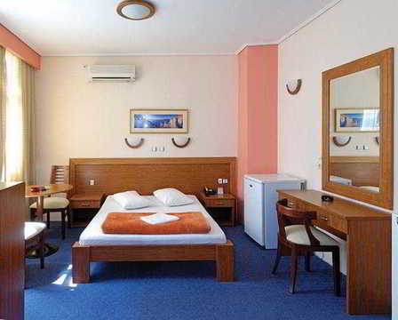 Acropole Piraeus 3 *