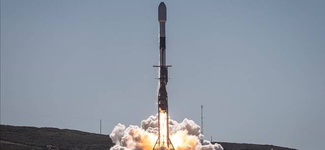 УСПЕХ: Чисто нова ракета Фалкън 9 изведе в космоса военен спътник