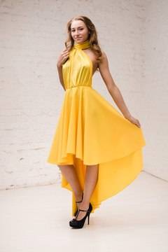 Жълта рокля за баловете през 2022