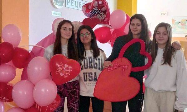 Десетокласници в РПГ ,,Никола Стойчев“ създадоха настроение посветено на любвта