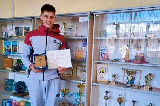 Наградиха с почетен плакет и грамота ученик от ПГ по транспорт в Разлог за високи спортни успехи