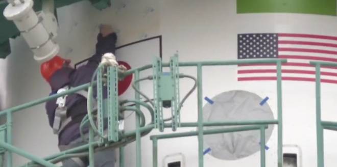 Смях: техниците на Роскосмос заличиха чуждестранните знамена върху ракетата Союз с американски лепенки