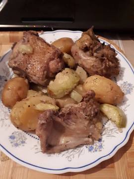 Запечено пилешко в торбичка с тиквички и картофи