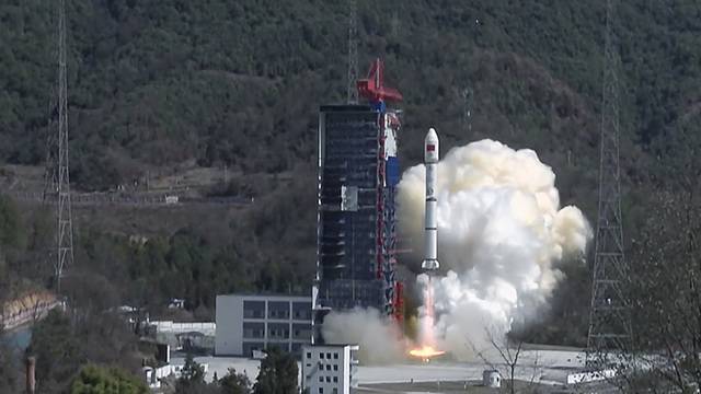 УСПЕХ: Китайска ракета Лонг Марч 2C изведе в космоса изпитателни спътници за бъдеща интернет мегагрупировка!