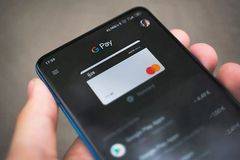 Visa и Mastercard спират услугите си за санкционираните руски банки