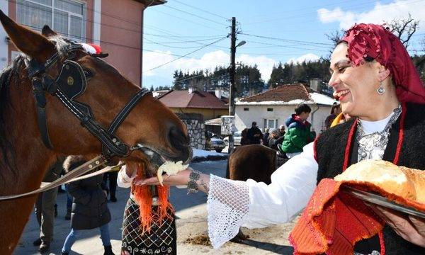 Тропот на коне огласи центъра на Бачево на Тодоровден (ВИДЕО)