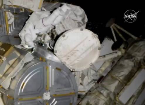 Астронавтите на НАСА Кейла Берън и Раджа Чари излязоха в открития космос