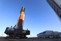 Най-сетне: Първата ракета Спейс Лонч Систъм с кораба Орион бе изведена на стартовата площадка!