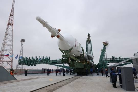 Корабът Союз МС-21 с трима космонавти е готов за полет днес