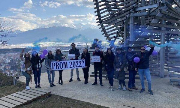 Оригинална покана за бала на зрелостници от СУ „Бр. Каназиреви“ в Разлог към класната, разходиха я по целия град и я качиха…