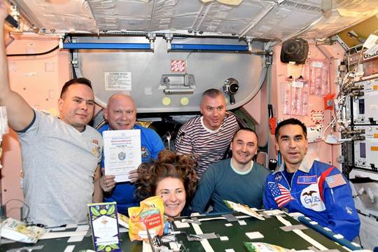 Новопристигналите космонавти от кораба Союз МС-21 вечеряха за пръв път в американския сегмент с екипажа на МКС