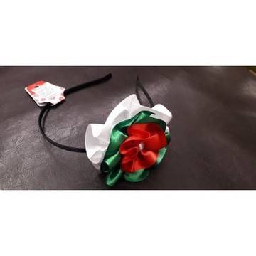 Венец за глава от изкуствени цветя – трикольорно цвете, поставен на част от диадема. Подходящ за фолклорни танци и за лазарки!