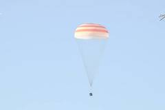 УСПЕХ: Пилотираният кораб Союз МС-19 с трима души, сред които американец – рекордьор, се завърна на Земята!