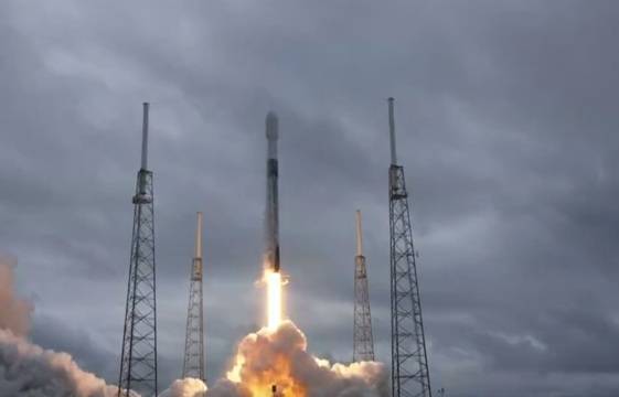 УСПЕХ: СпейсЕкс изстреля 40 спътника в рамките на мисията за споделено пътуване Транспортър 4!