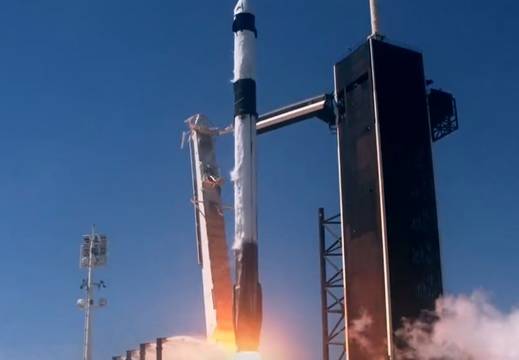 УСПЕХ: СпейсЕкс изстреля четирима души до МКС и изпревари Китай по брой изведени хора в орбита!