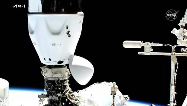 УСПЕХ: Американският пилотиран кораб Крю Драгън се скачи с Международната космическа станция!