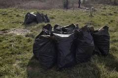 Младежи се организираха и почистиха отпадъци в района на село Ябълково