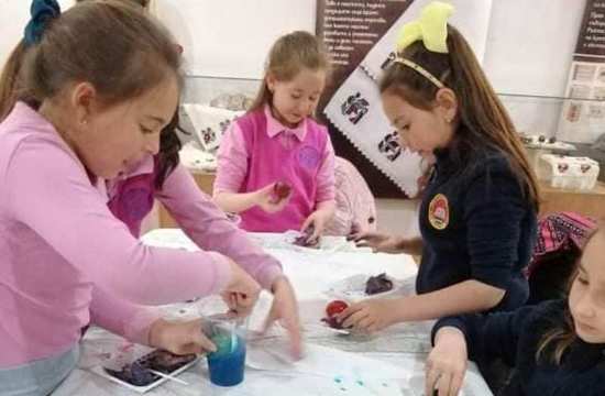 Клуб „Втора младост“ и първолаци боядисваха яйца в Разлог