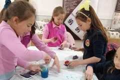 Клуб „Втора младост“ и първолаци боядисваха яйца в Разлог