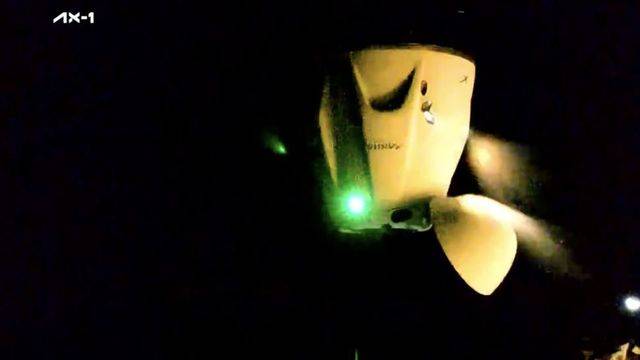 Пилотираният космически кораб Крю Драгън с частната мисия Аксиом-1 се разкачи от Международната космическа станция