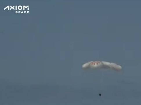 УСПЕХ: Пилотираният кораб Крю Драгън с частната мисия Аксиом-1 се завърна на Земята!