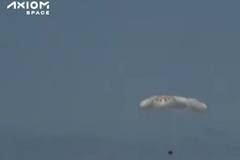 УСПЕХ: Пилотираният кораб Крю Драгън с частната мисия Аксиом-1 се завърна на Земята!