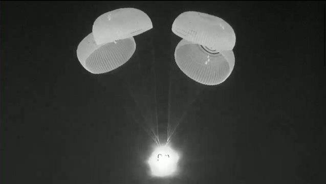 УСПЕХ: Пилотираният кораб Крю Драгън с третата дългосрочна експедиция се завърна на Земята!