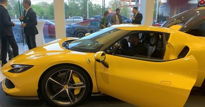 Благоевградският предприемач Николай Динков – Нинджата подкара ново Ferrari GTB 296