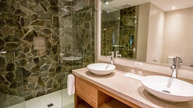 Гранитогрес с ефект на дърво в банята