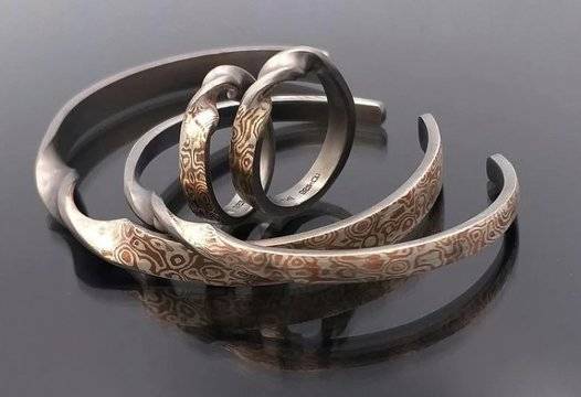 Домашна съкровищница: Как да съхранявате и поддържате красиви своите сребърни гривни