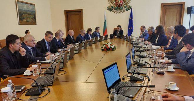 Тотален разпад на държавата – Труд