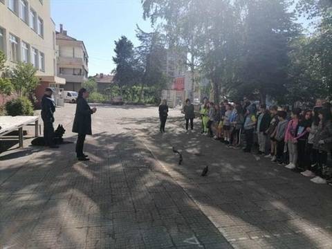 Безопасна ваканция! Полицаи и служебно куче гостуваха на четвъртокласниците от ОУ „Кирил и Методий“ в Кюстендил