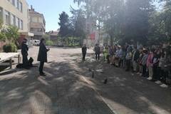 Безопасна ваканция! Полицаи и служебно куче гостуваха на четвъртокласниците от ОУ „Кирил и Методий“ в Кюстендил