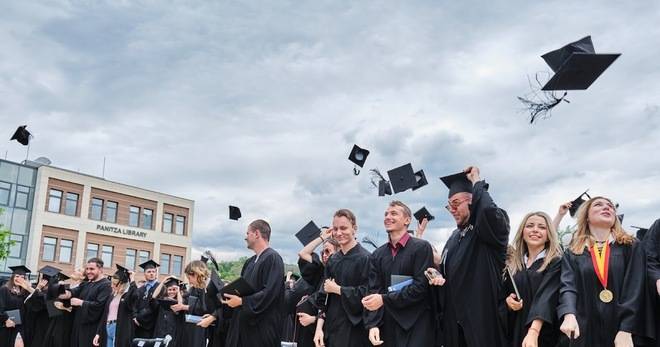 Американският университет в България изпрати випуск ’22