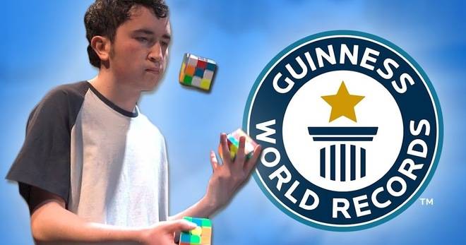 Рекорд за редене на кубчето на Рубик – три кубчета, наредени за феноменално време, докато се жонглира с тях