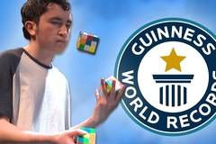 Рекорд за редене на кубчето на Рубик – три кубчета, наредени за феноменално време, докато се жонглира с тях