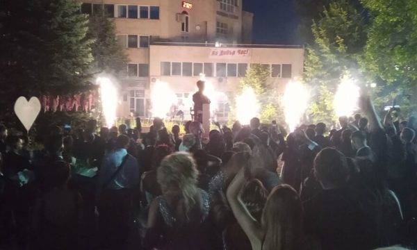 Най-красивите абитуриенти са в Разлог? Вижте малка част от дефилето им в центъра на града (ВИДЕО)
