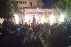 Най-красивите абитуриенти са в Разлог? Вижте малка част от дефилето им в центъра на града (ВИДЕО)