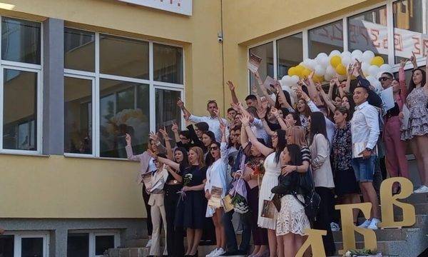 С тържествена програма СУ „Бр. Каназиреви“ изпрати абитуриентите си от випуск 2022
