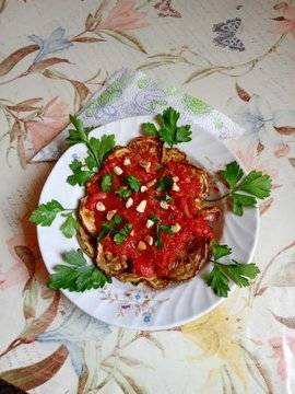 Пържени тиквички с доматен сос