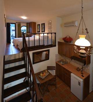 Troullos Traditional Houses 4 *