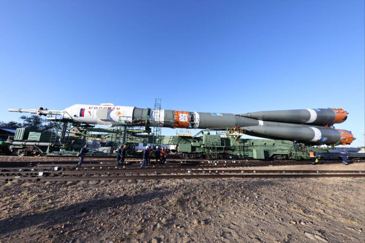 Ракета-носител Союз-2.1а с пилотиран кораб Союз МС-22 бе изведена на стартовата площадка