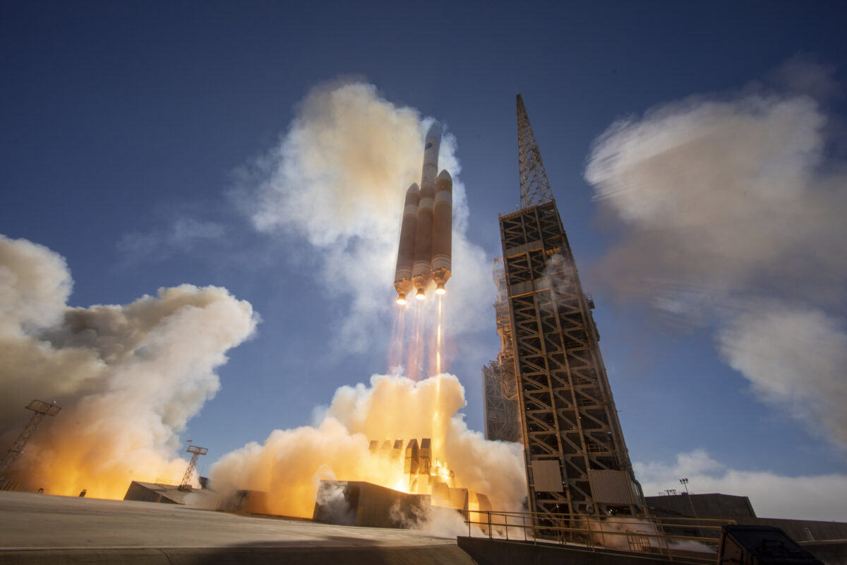 УСПЕХ: Американската тежка ракета Делта 4 излетя за последен път от космодрума в Калифорния!