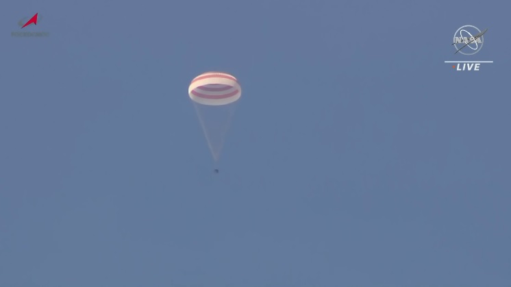 УСПЕХ: Пилотираният космически кораб Союз МС-21 се прибра на Земята!