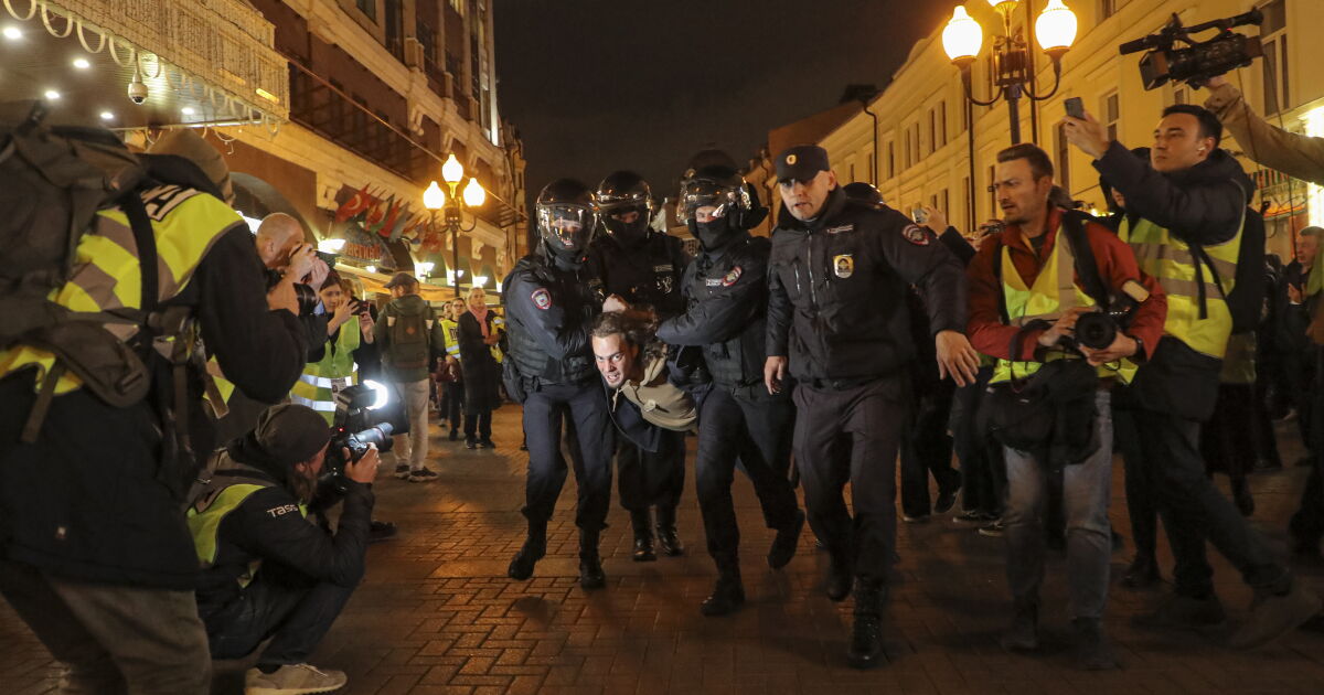 Срещу Путин: Над 1400 души бяха арестувани на протестите в Русия