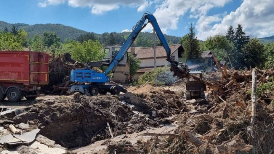 Държавата търси още техника под наем за разчистване на карловските села – Новини