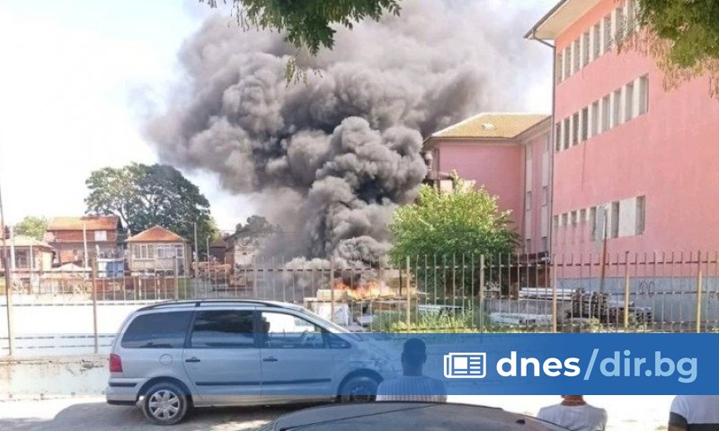 Отново гасиха пожар в пловдивско училище, пламнаха строителни материали