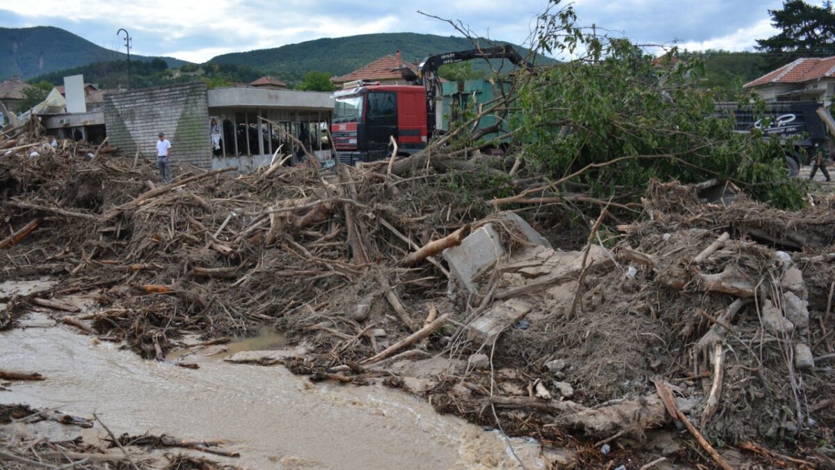 Продължава разчистването на щетите в Карловско, но ситуацията остава критична – Общество – Новини Бг