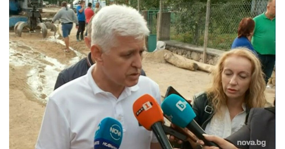 Военният министър в наводненото с. Слатина: Първо да се почистят речните корита (Видео)