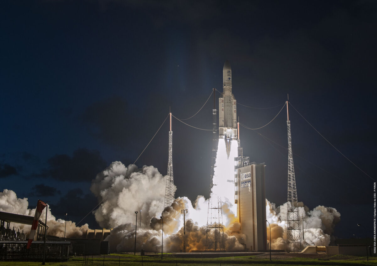 УСПЕХ: Европейска ракета изведе в космоса най-големия европейски комуникационен спътник!